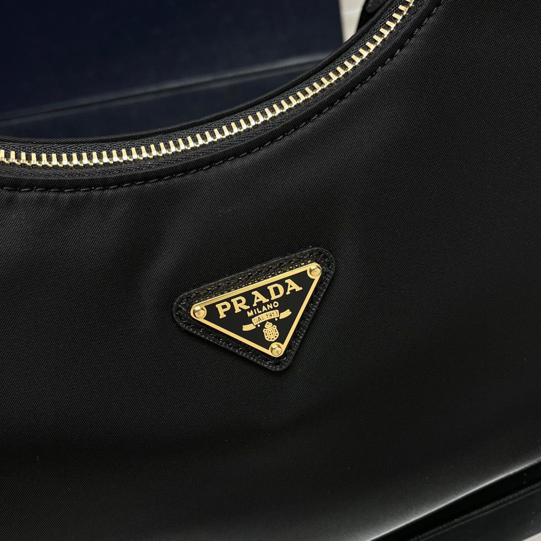 Bolsa Prada Re-Edition 2005 em Nylon Black Gold