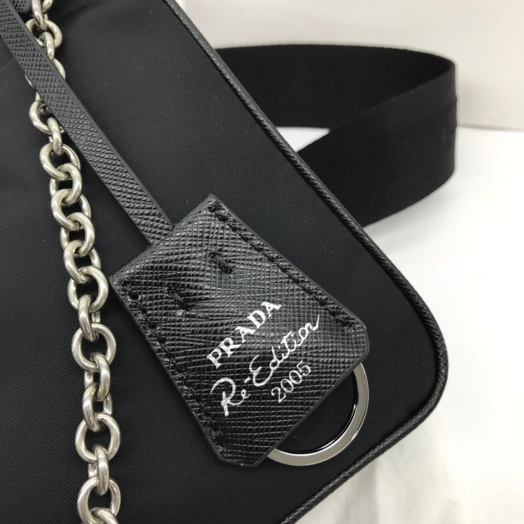 Bolsa Prada Re-Edition 2005 em Nylon Black.