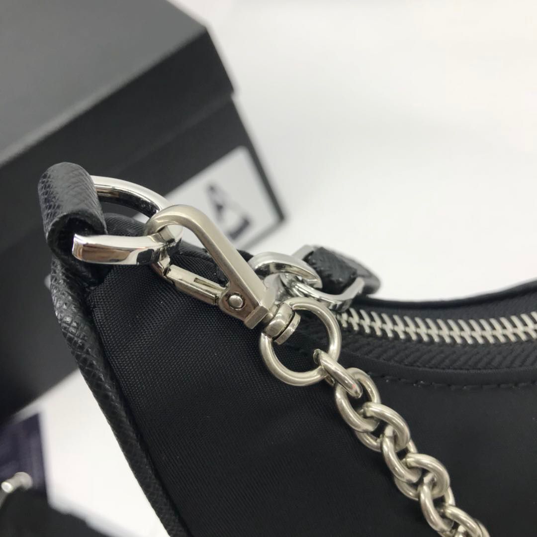Bolsa Prada Re-Edition 2005 em Nylon Black.
