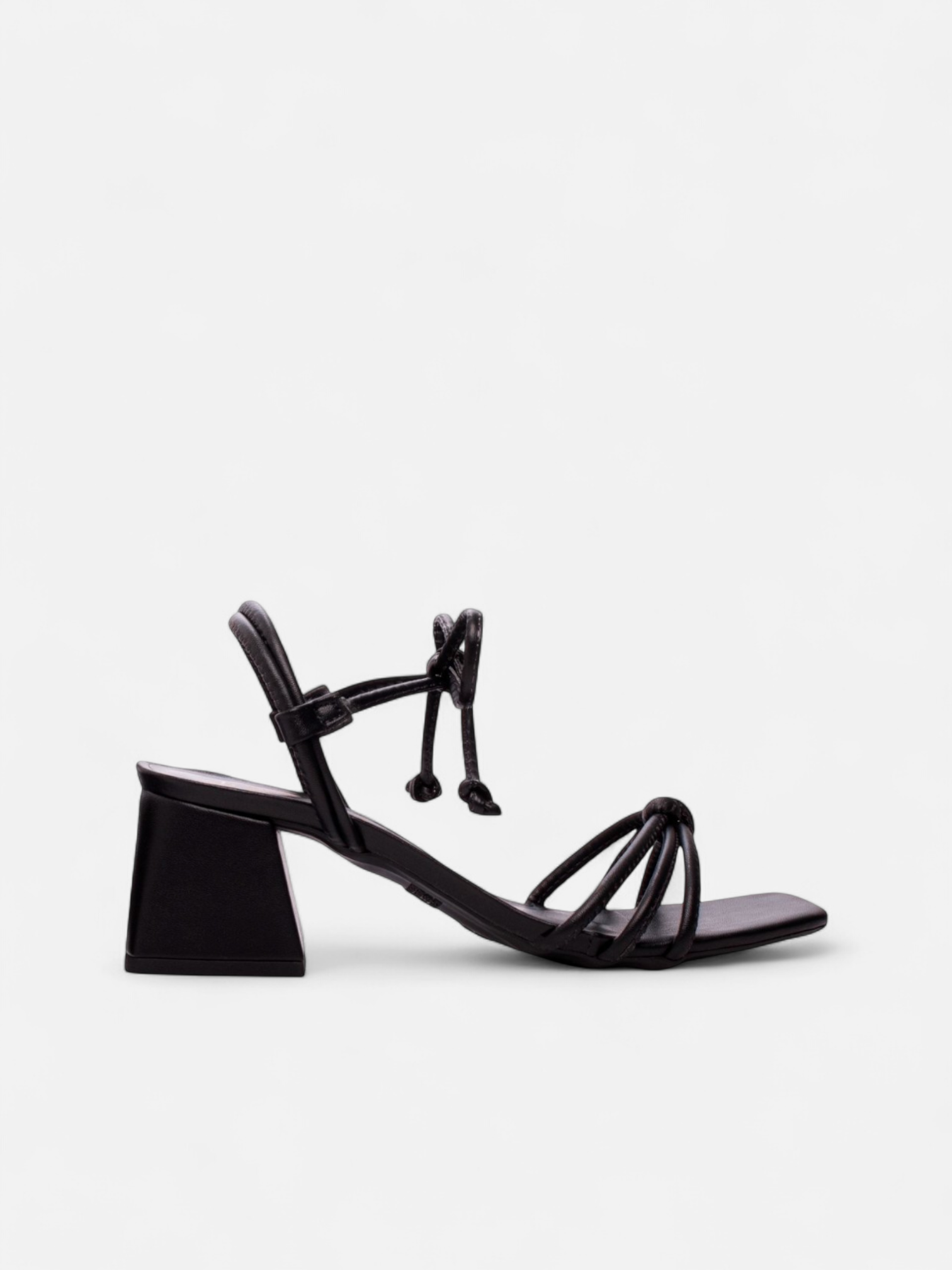 Sandália Salto Grosso Bloco com Cordão Off White e Tiras Coloridas