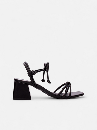 Sandália Salto Grosso Bloco com Cordão Off White e Tiras Coloridas