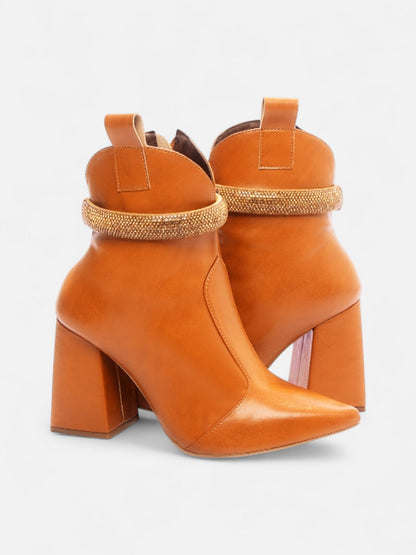 Bota Bico Fino Cano Médio Detalhe Strass