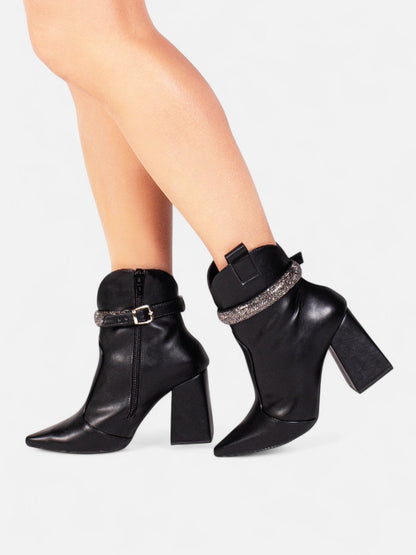 Bota Bico Fino Cano Médio Detalhe Strass