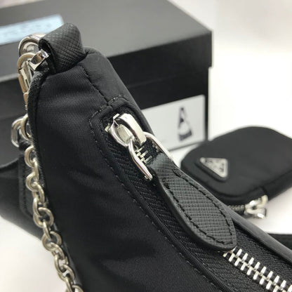 Bolsa Prada Re-Edition 2005 em Nylon Black.