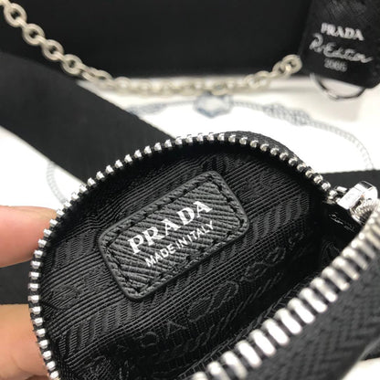 Bolsa Prada Re-Edition 2005 em Nylon Black.
