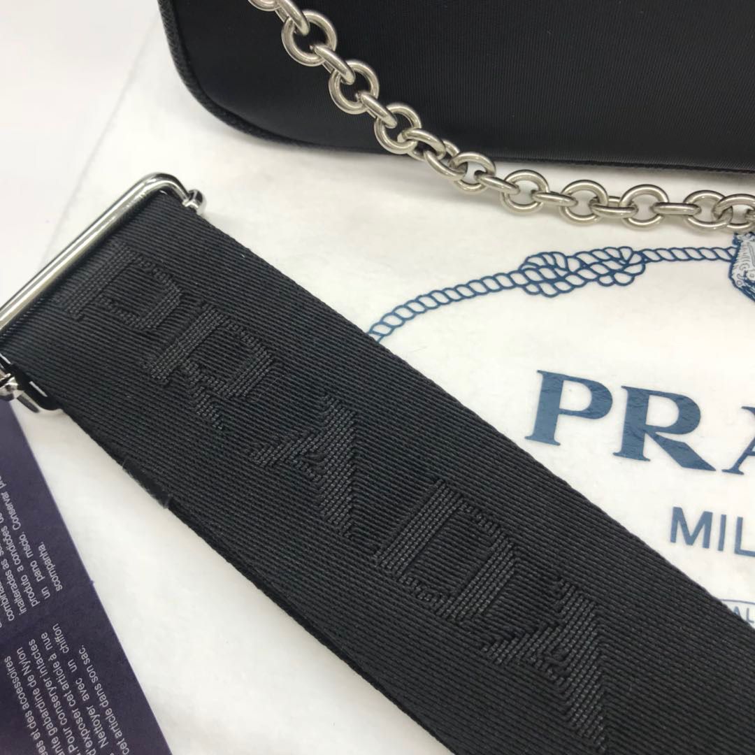 Bolsa Prada Re-Edition 2005 em Nylon Black.